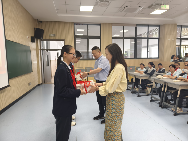 红色阅读进校园 红色精神薪火传